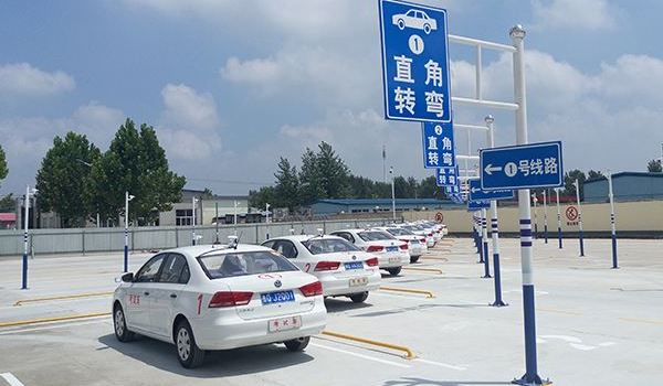 不选驾校指定考场考试可以吗