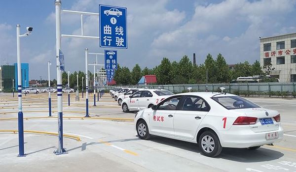 不选驾校指定考场考试可以吗