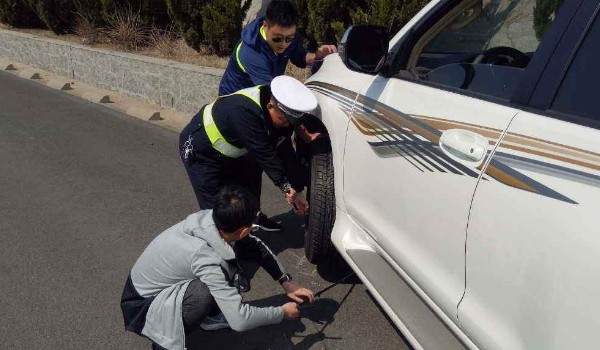 驾驶员在高速公路上行驶时,车辆左前轮突然爆胎