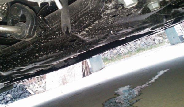 汽车底部滴水正不正常