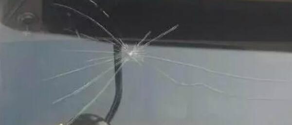汽车玻璃划痕修复最好办法 汽车玻璃修复有用吗