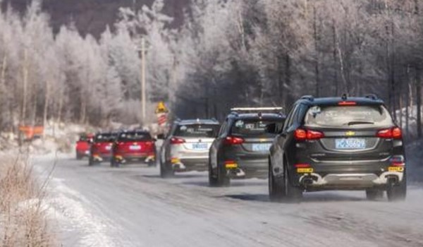 驾驶机动车在冰雪路面行车注意什么