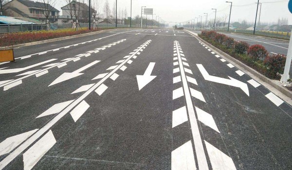 车辆在道路上行驶时,通过路口时需要按照导向车道行驶.
