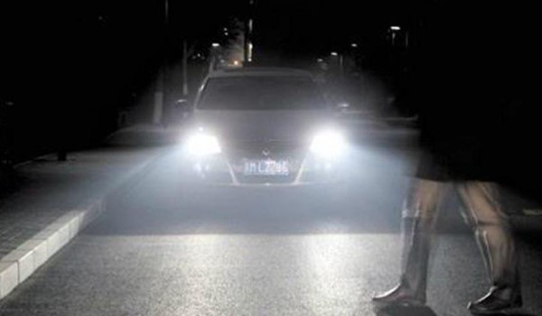 夜间会车时距对向来车150米以内应使用近光灯的原因是什么