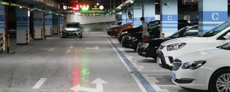 汽车晚上停着突然报警