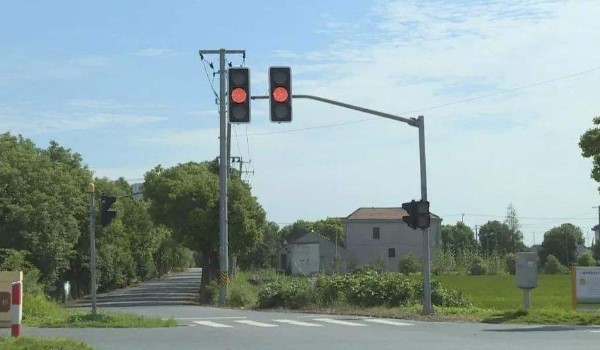 路口黄灯持续闪烁仅是驾驶人要注意嘹望确认安全通过