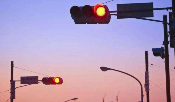 路口黄灯持续闪烁仅是驾驶人要注意嘹望确认安全通过