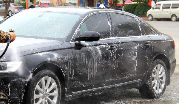 自己洗车伤车漆吗