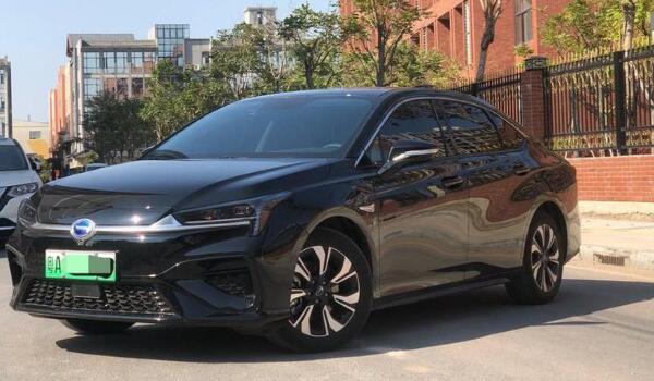广汽新能源魅580评测 高达460km的续航能力(充到85%仅需8分钟)