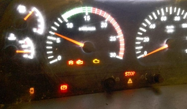 汽车指示灯故障标志 代表着机动车辆某个功能件出现了故障