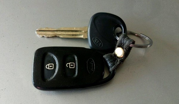 汽车钥匙换电池后按键灯不亮