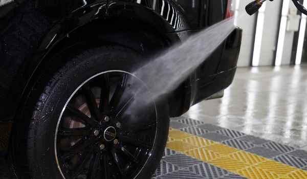 水蜡洗车液怎么使用 按照洗车水蜡上的比例勾兑
