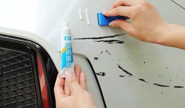 白色汽车蹭掉漆小妙招 牙膏补漆笔即可清理划痕