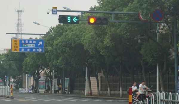 通过有交通信号灯的路口用什么灯光