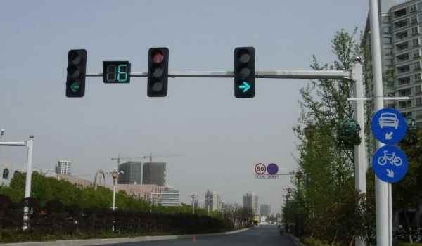 绿灯直行道右转被拍吗