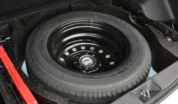 汽车备胎是什么意思 暂时顶替原车轮胎的备用轮胎（一般放在后备箱的垫子下面）