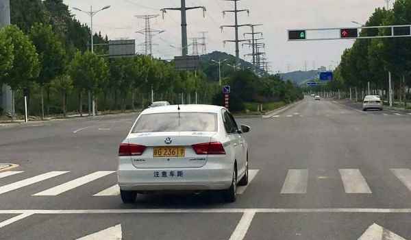 黄灯前轮过线算闯红灯吗