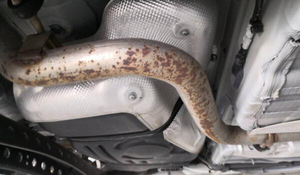 小车排气管生锈需要处理吗 建议车主自己动手清理（属于正常现象）