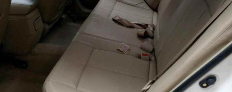 轿车后排中间凸起的是什么