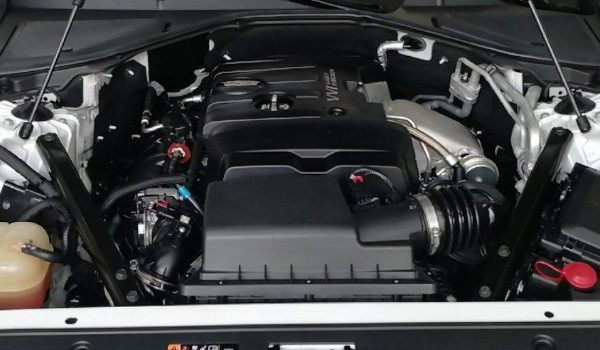 凯迪拉克ct6的发动机号在哪里 位于引擎盖内发动机本体上