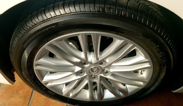 雷克萨斯es轮胎品牌 采用横滨DB系列轮胎(静音效果十分不错)