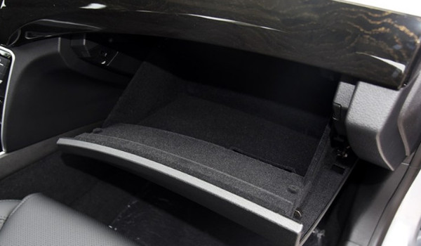 吉利博瑞的空调滤芯在哪里 位于副驾驶手套箱内部