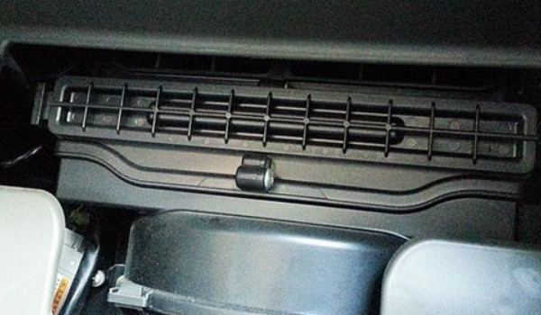 现代途胜的空调滤芯在哪里 位于副驾驶手套箱内