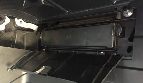 丰田汉兰达的空调滤芯在哪 位于副驾驶手套箱内部