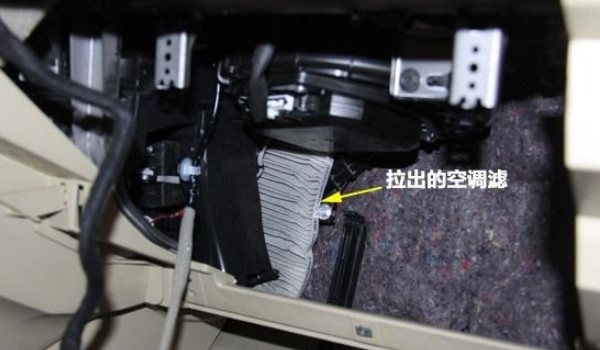 日产天籁的空调滤芯位置放在哪里 在副驾驶手套箱内
