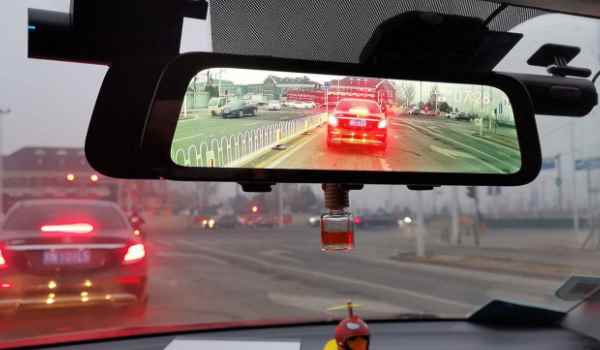 奔驰隐藏式行车记录仪怎么用 直接在中控屏幕上将行车记录仪开启