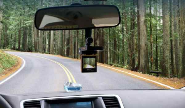 奔驰隐藏式行车记录仪怎么用 直接在中控屏幕上将行车记录仪开启
