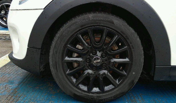 宝马mini轮胎规格 轮胎尺寸205/40 r18(采用三大顶级轮胎品牌)