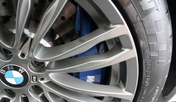 宝马m5轮胎尺寸 前后轮采用鸳鸯胎设计