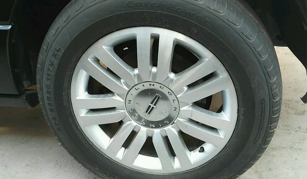 林肯领航员轮胎原配品牌 领航员的轮胎规格品牌(285/45 r22普利司通)