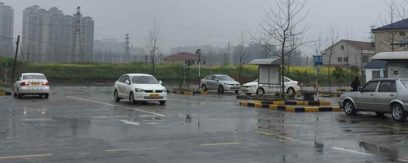 下大雨开车对车有什么影响