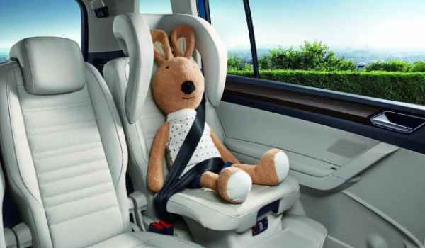 安全座椅应该放在车里哪个位置