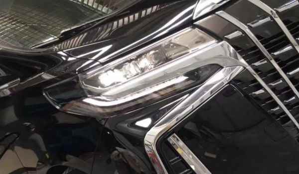 远近交替灯光是拨几下