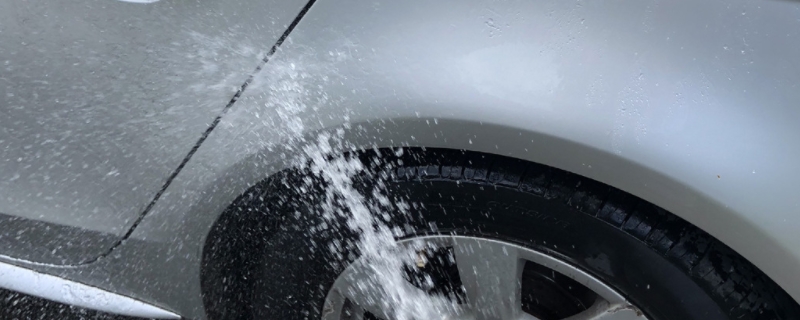 洗车能不能只用清水洗 需要配合专用的洗车泡沫