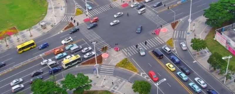 右转车让左转车还是左转车让右转车