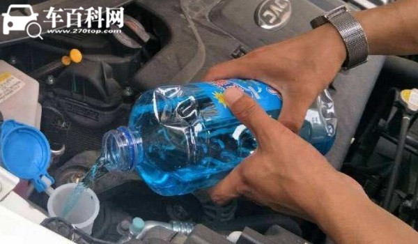 奥迪a4l在哪里加玻璃水 加玻璃水在哪个位置(发动机舱右上角)