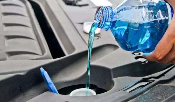 路虎发现运动玻璃水在哪里加 路虎发现玻璃水加在车哪个位置(发动机舱右下角)