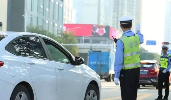 车内p彡△灯一直亮正常么