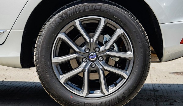 沃尔沃xc60轮胎型号是多少 沃尔沃xc60轮胎型号规格(235/55 r19)