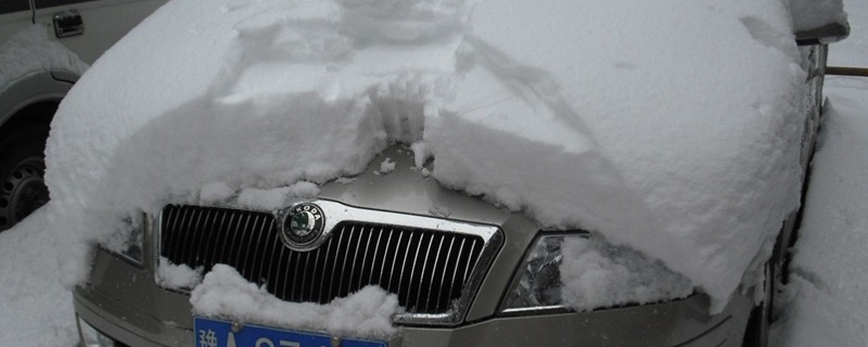 下大雪车上雪不扫行吗