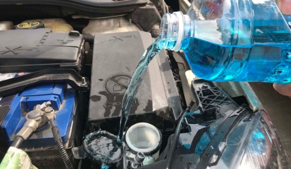 传祺gs8玻璃水在哪里加 位于发动机舱左下角(蓝色瓶盖)