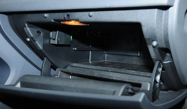 沃尔沃s60空调滤芯在哪里 位于副驾驶的手套箱后面