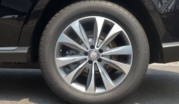 奔驰gls450 2021款轮胎型号 前后轮采用两种型号(275/45 r21和315/40 r21)