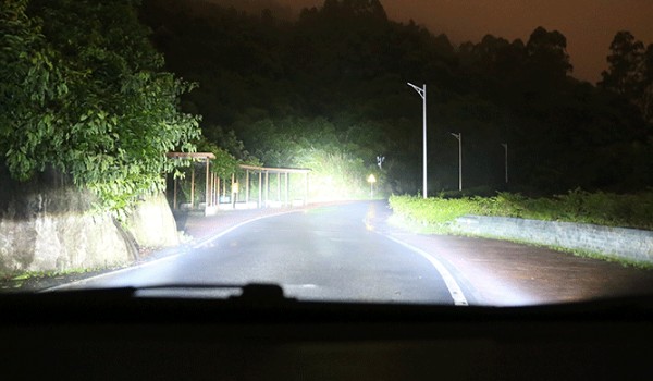 交替使用远近光灯的目的是什么 起警示他人和车辆的作用