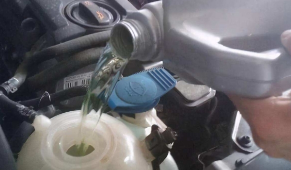 汽车水箱加水还是加防冻液