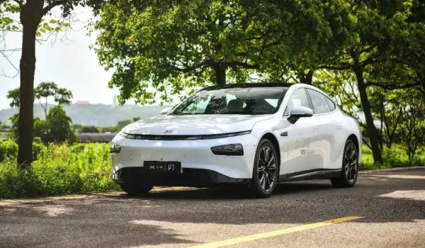 小鹏P7电动汽车价格及图片 2022新款售价23万起（全款落地最低24万）